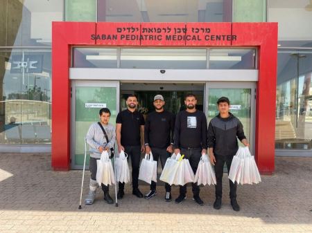 قسم القدرات الخاصة في المركز الجماهيري رهط يرسم البسمة على وجوه الأطفال المرضى في مستشفى سوروكا